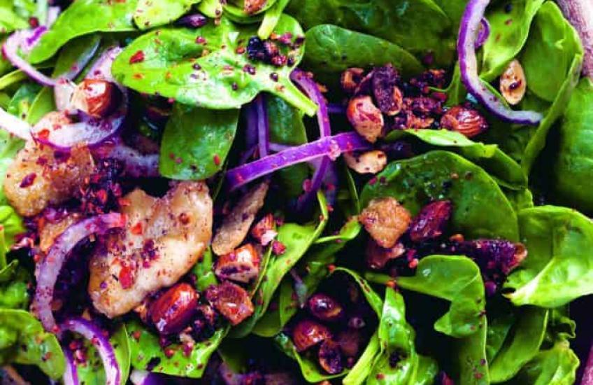 SALADE VAN JONGE SPINAZIE MET DADELS & AMANDELEN