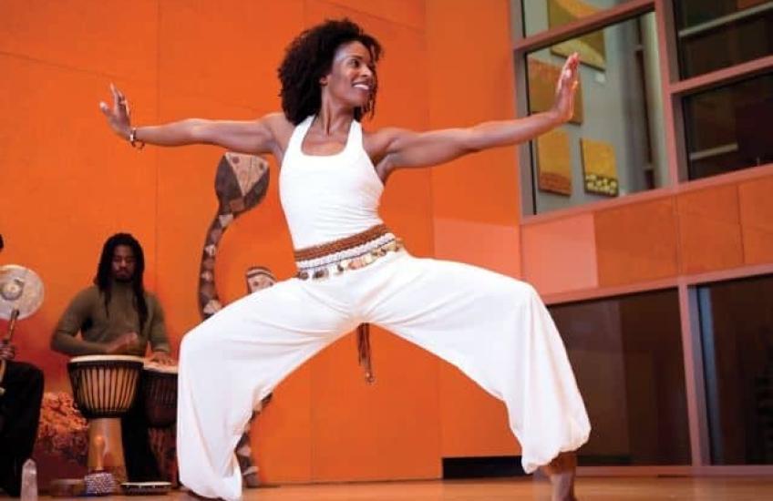 Afro Flow Yoga. Bron: www.afroflowyoga.com