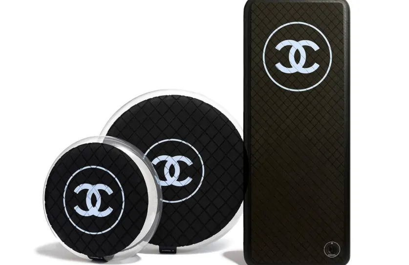 Chanel yoga mat en kussens.