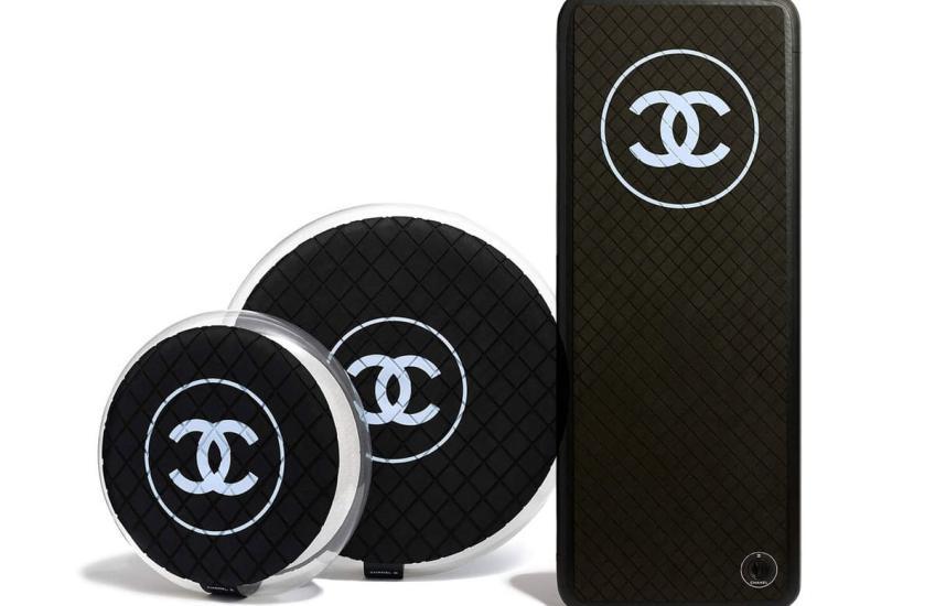 Chanel yoga mat en kussens.