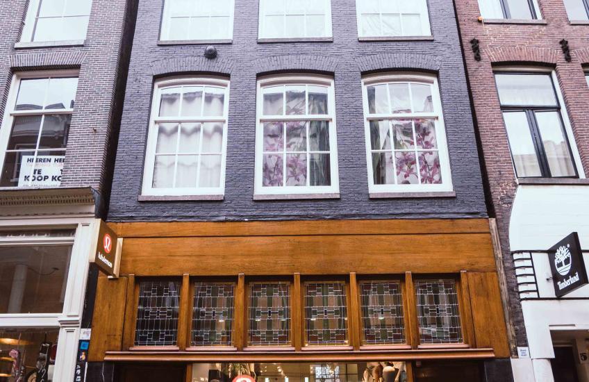 Yoga-ambassadeur Baron Baptiste gaf flow sessie bij opening Lululemon winkel Amsterdam afgelopen maand.