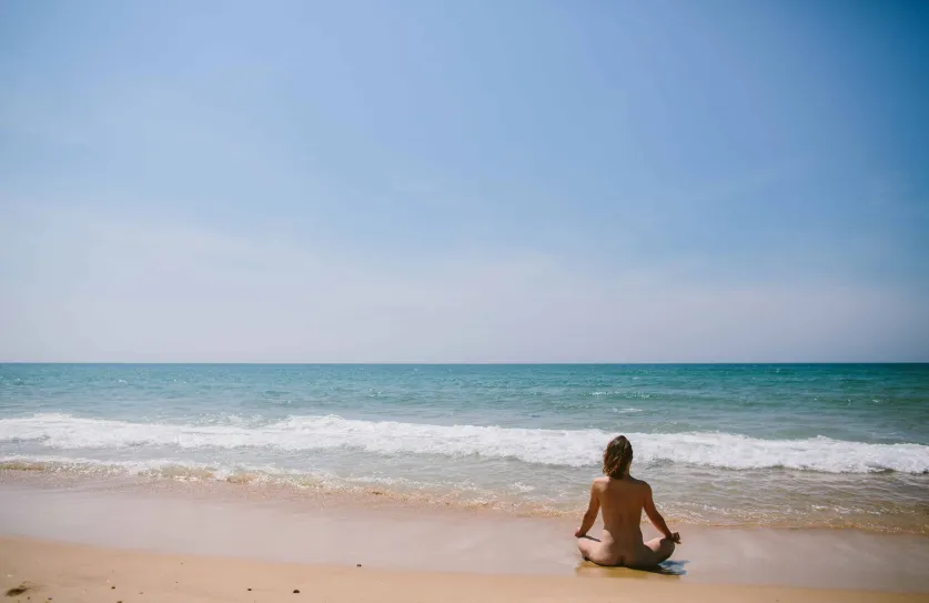 Arnaoutchot yoga op het strand