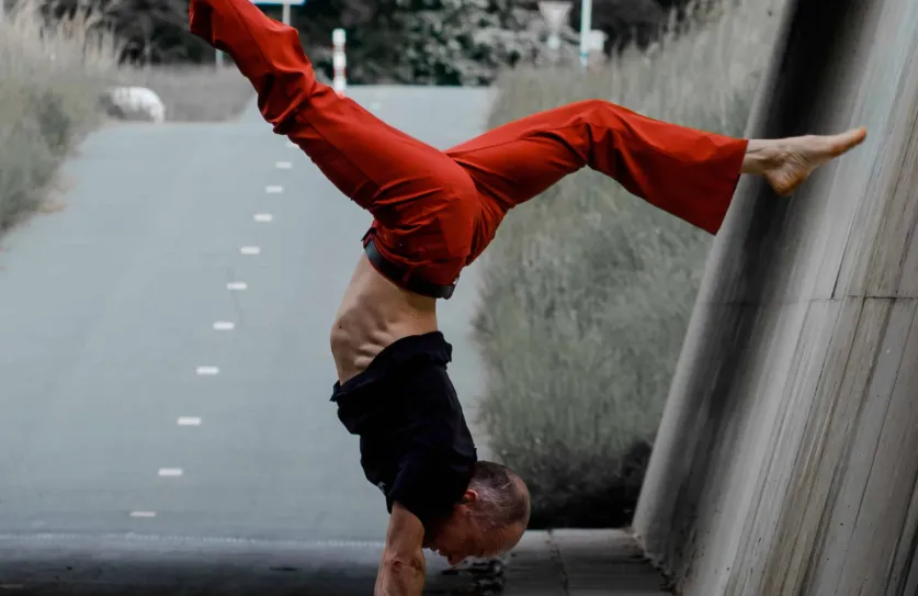 Bart heeft een eigen yogastudio in Leeuwarden. Foto van Israel Gil via Unsplash