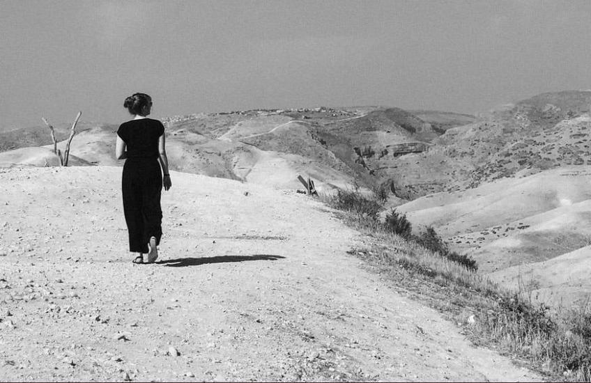 Palestijnse yogadocente en violiste Tala Khouri zet haar spiritualiteit in voor een geweldloze wereld.