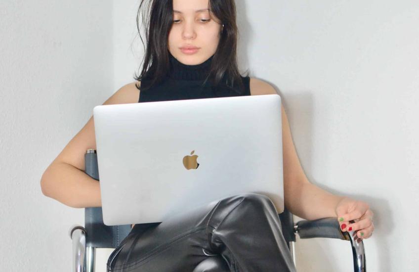 Yogaposes die je tijdens je werk kan doen