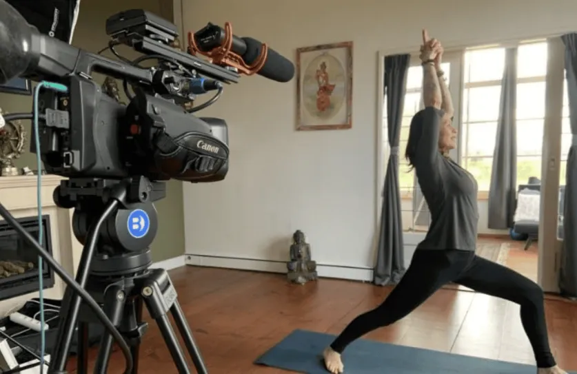 Jeanet Siddhi Heilbron in actie tijdens een live stream yogales.