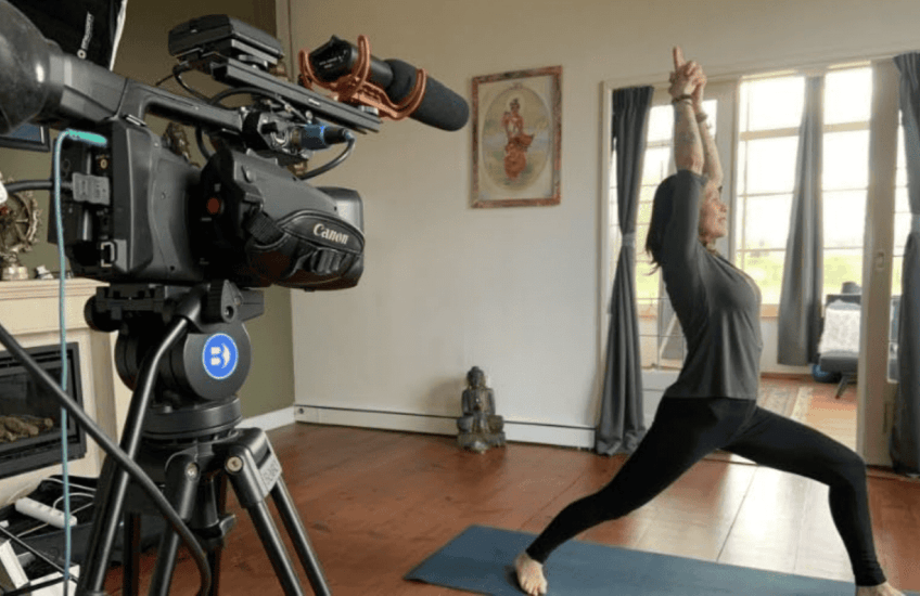 Jeanet Siddhi Heilbron in actie tijdens een live stream yogales.