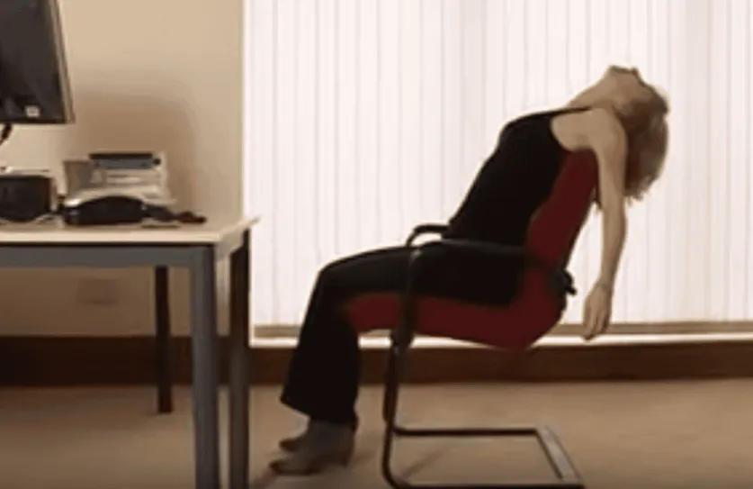 Beeldstil via YouTube. Yoga for the Office - Part 1 van Ekhart Yoga.