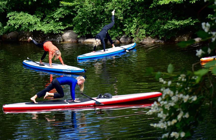 Foto: yoga op kayakken in Malmö