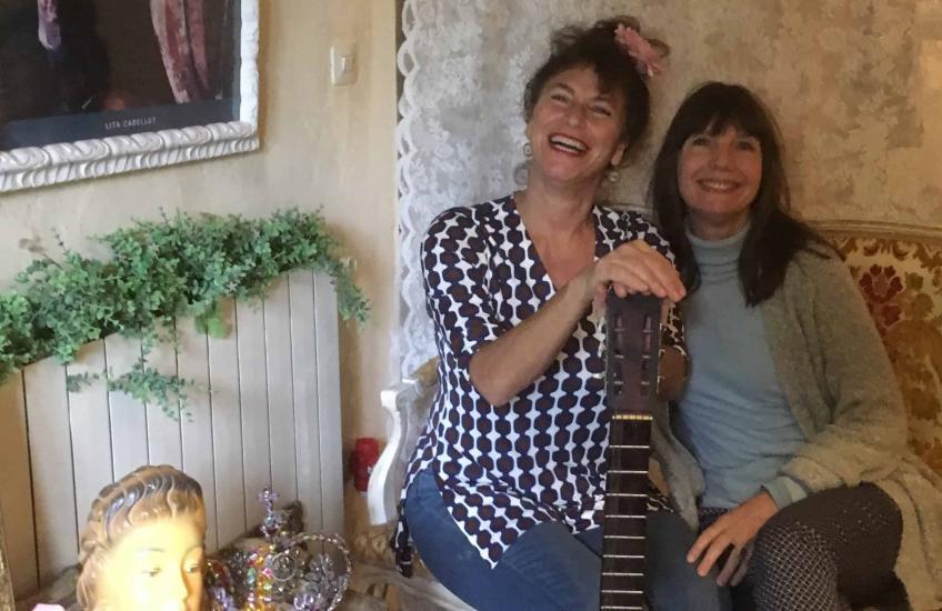 Marciel op bezoek bij Debbie in Can Portell. Foto Katinka de Maar