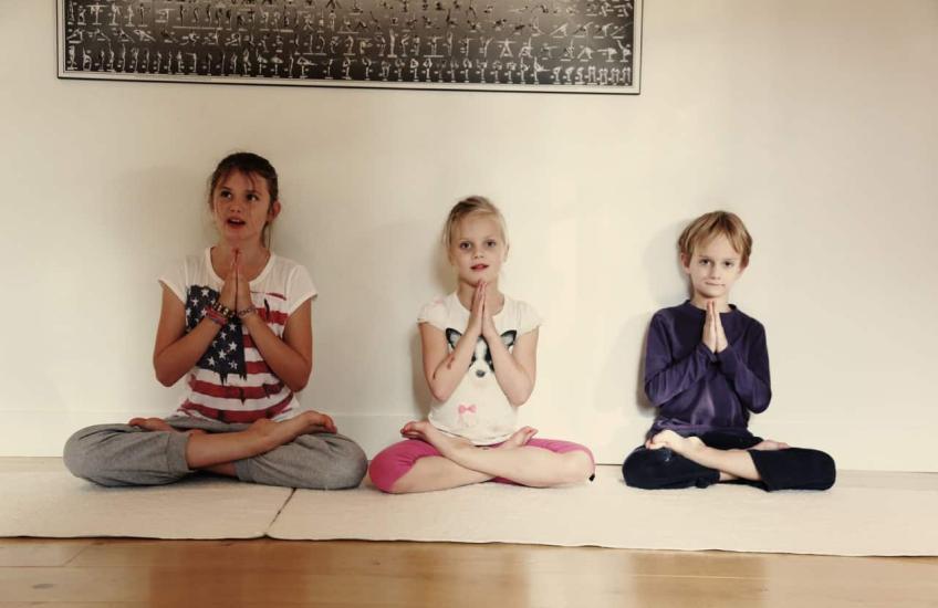 Vrolijke yoga en meditatieoefeningen in Kinderbuik&co