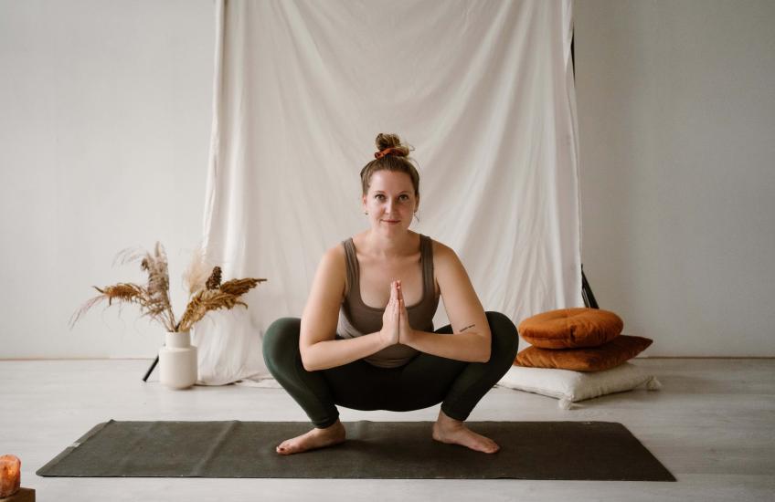 Laura de online yoga juf