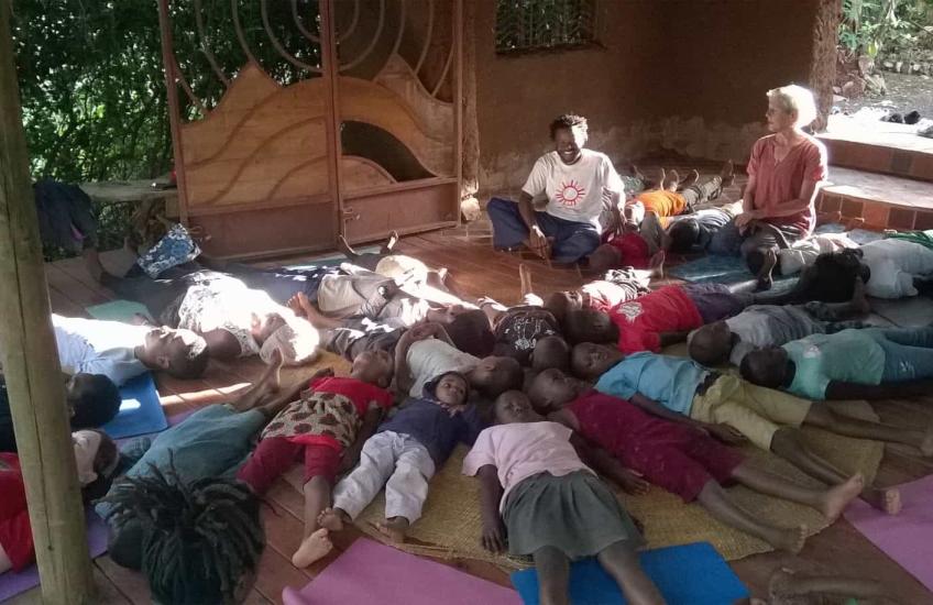 Kidsyoga in Tanzania. © Femmy Brug