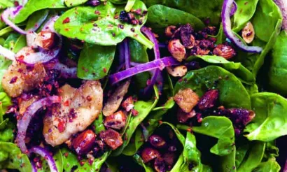 SALADE VAN JONGE SPINAZIE MET DADELS & AMANDELEN