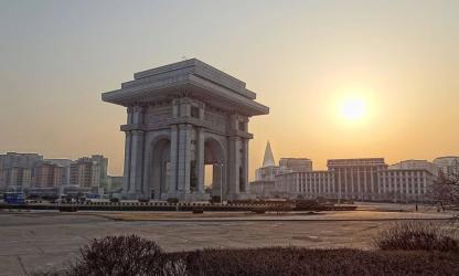 Foto: Triomfboog in Pyongyang. Foto van Bjørn Christian Tørrissen via wikimedia commons.