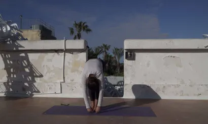 dangling uttanasana