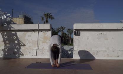 dangling uttanasana