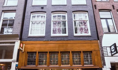 Yoga-ambassadeur Baron Baptiste gaf flow sessie bij opening Lululemon winkel Amsterdam afgelopen maand.