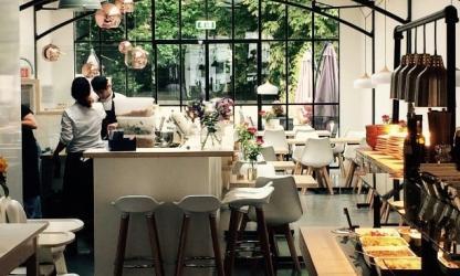 Impressie van Restaurant LOFF met doorkijk naar het tuinterras.