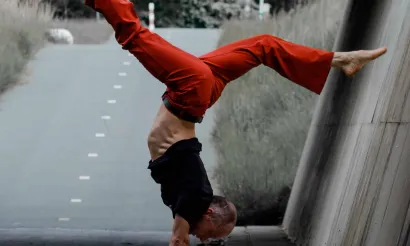Bart heeft een eigen yogastudio in Leeuwarden. Foto van Israel Gil via Unsplash