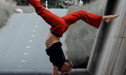 Bart heeft een eigen yogastudio in Leeuwarden. Foto van Israel Gil via Unsplash