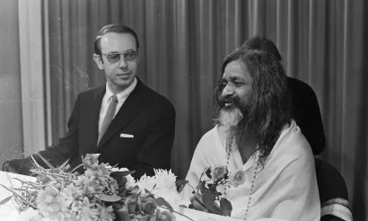 Aankomst Maharish Makesh Yogi op Schiphol. Foto: Ben Merk
