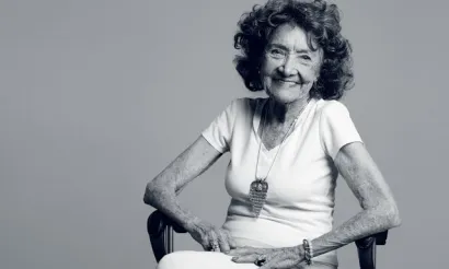 Täo Porchon-Lynch voor Yogi Times. Fotografie: Jan Klier. Bron: taoporchonlynch.com