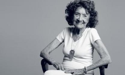 Täo Porchon-Lynch voor Yogi Times. Fotografie: Jan Klier. Bron: taoporchonlynch.com