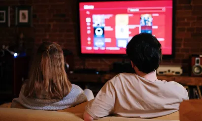 2 mensen kijken televisie