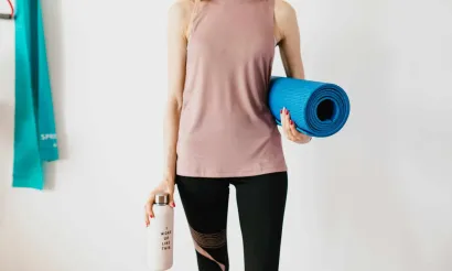 Water drinken tijdens yogales yoga sessie