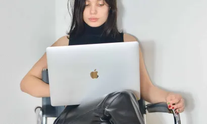 Yogaposes die je tijdens je werk kan doen