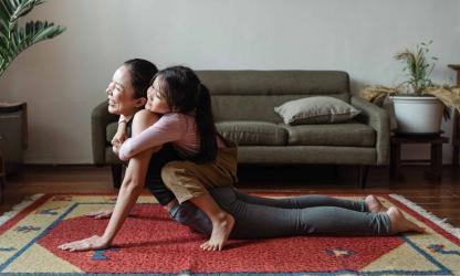 Yoga met de kinderen. Foto van Ketut Subiyanto via Pexels