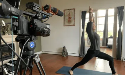 Jeanet Siddhi Heilbron in actie tijdens een live stream yogales.