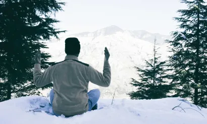 6 yoga poses die je blij maken in het koude weer