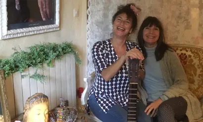 Marciel op bezoek bij Debbie in Can Portell. Foto Katinka de Maar