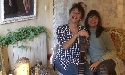 Marciel op bezoek bij Debbie in Can Portell. Foto Katinka de Maar