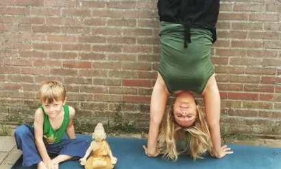 Sandra in Handstand. © Sandra Konst