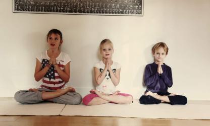 Vrolijke yoga en meditatieoefeningen in Kinderbuik&co