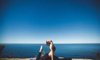 Waarom fysiotherapeuten steeds vaker yoga aanraden