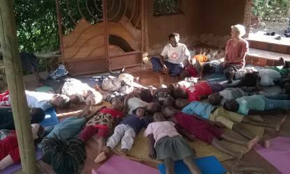 Kidsyoga in Tanzania. © Femmy Brug