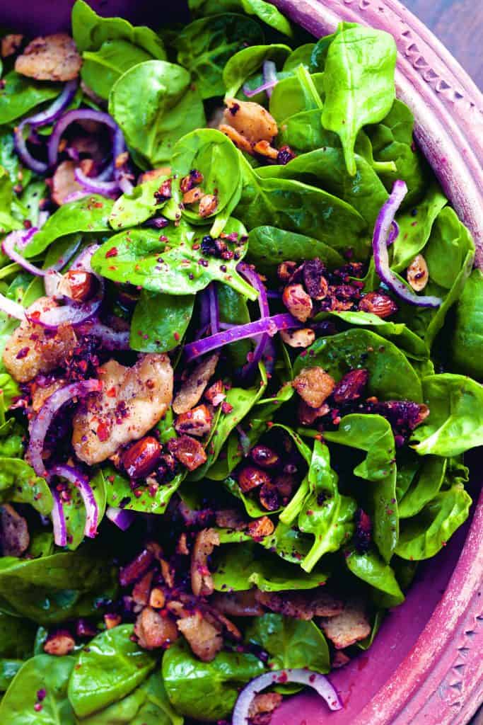 Zomer op je tong: salade van jonge spinazie met dadels en amandelen