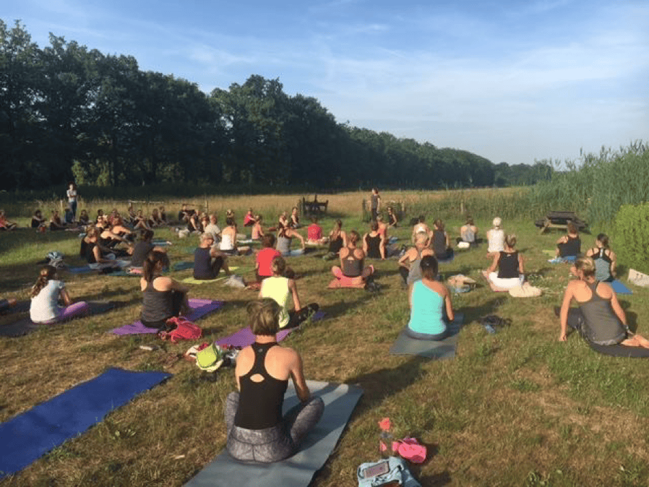 Wereld Yoga Dag SunSet Flow op Landgoed van Natuurmonumenten