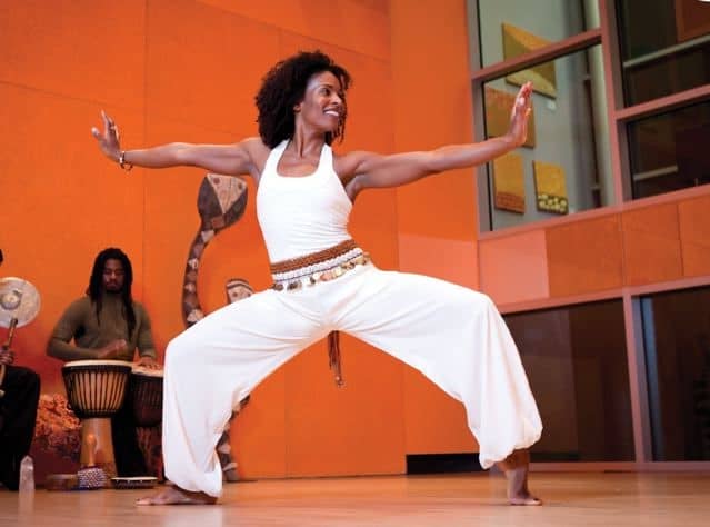 Afro Flow Yoga brengt Afrikaanse dans en yoga samen