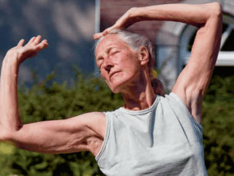Voormalig showdanseres Anne (77) blijft fit met tai chi
