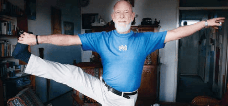 Nuchtere oud-marinier Geert (73) blijft fit dankzij yoga