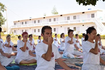 3 yogische ademhalingsoefeningen voor kalme feestdagen