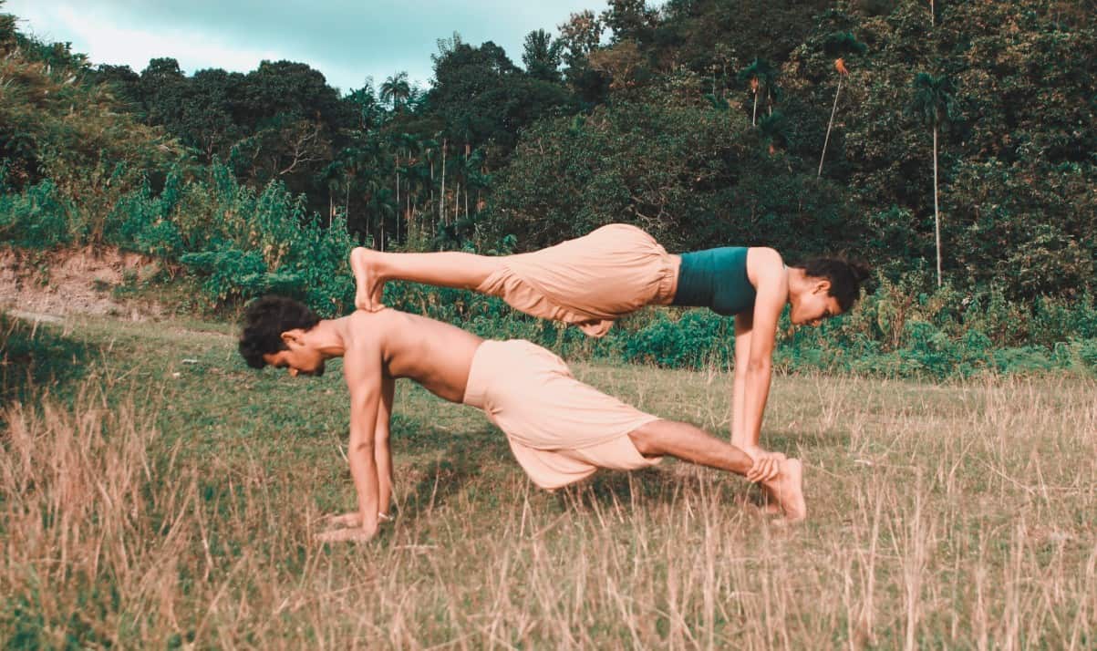 6 GEVORDERDE YOGAPOSES DIE JE MET Z’N TWEEËN KUNT DOEN