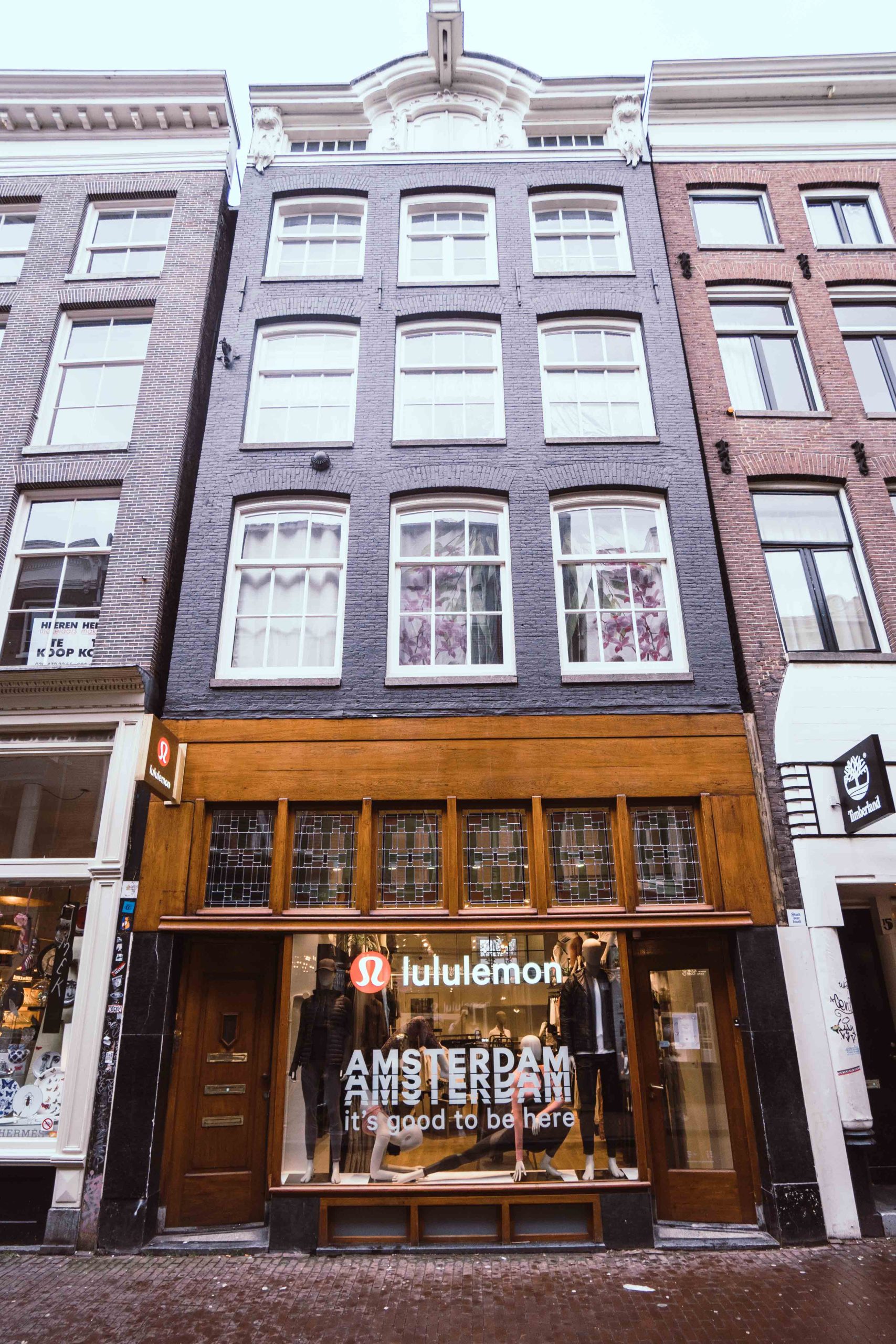 Yoga-ambassadeur Baron Baptiste opende Amsterdamse Lululemon winkel