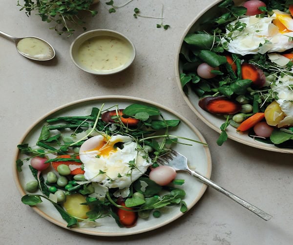 Salade van gestoomde voorjaarsgroenten, gepocheerd ei & Parmezaan