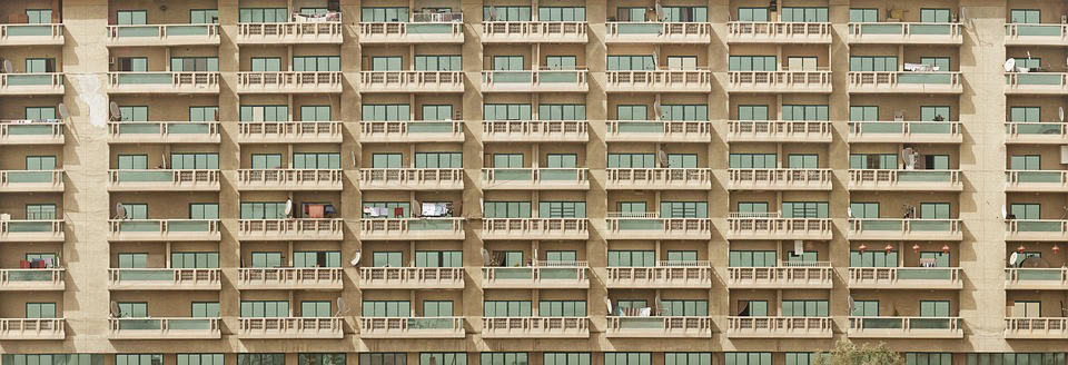 Vrouw die yoga oefent op balkon valt meer dan 20 meter naar beneden